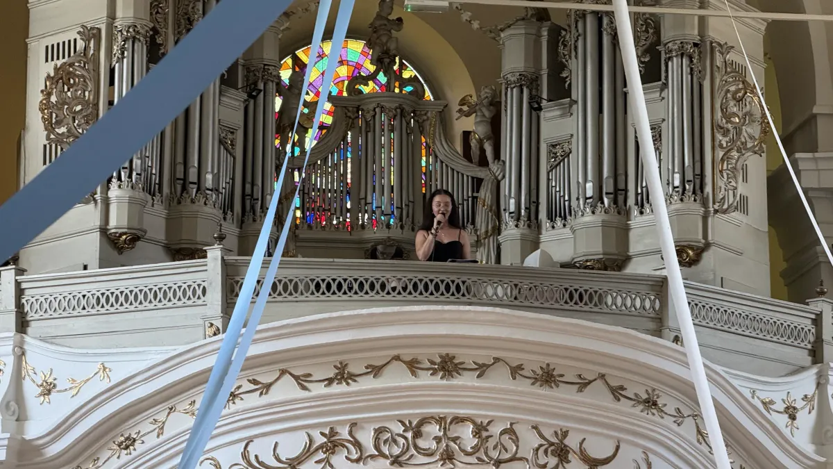 Paulina Kieruj śpiewa z chóru muzycznego przy organach — oprawa muzyczna ślubu w Sanktuarium Matki Bożej Pocieszenia w Biechowie